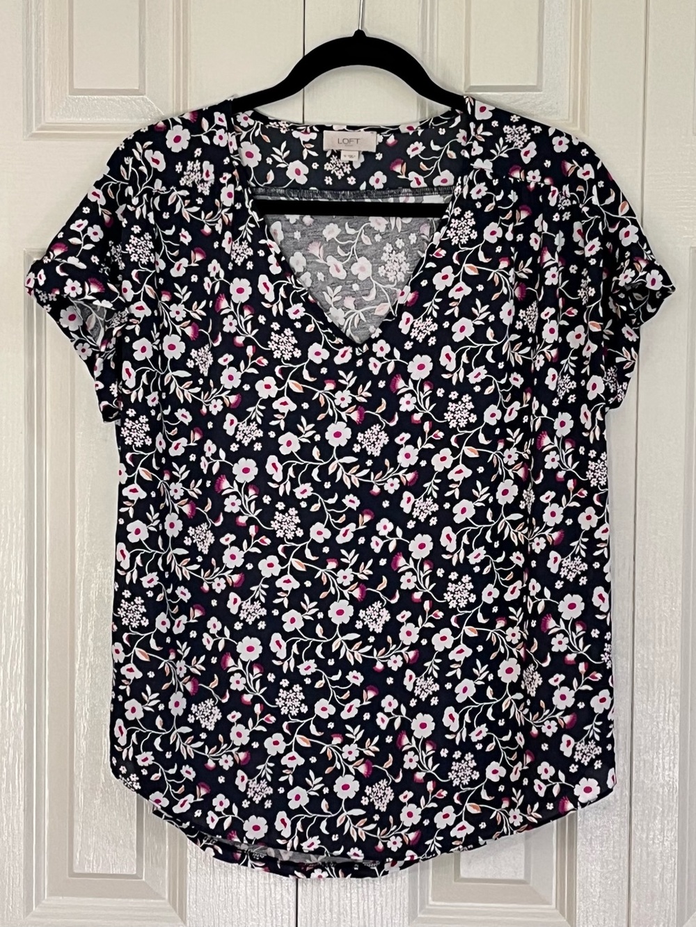 LOFT Black/White Ditsy Floral Print V Neck Flutter Sleeve Lightweight Size Med